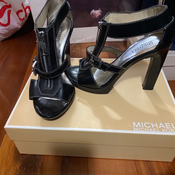 Michael Kors size 9 - Picture 2 of 2
